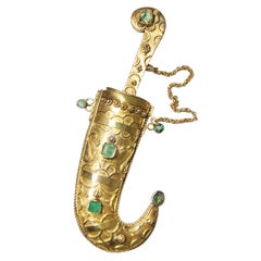 Dekorative Schwertbrosche aus grünem Kristall und Smaragd in Gold 