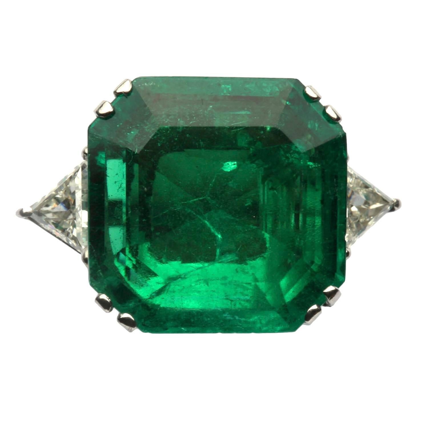 Important 17 Carat Emerald Diamond Gold Ring For Sale