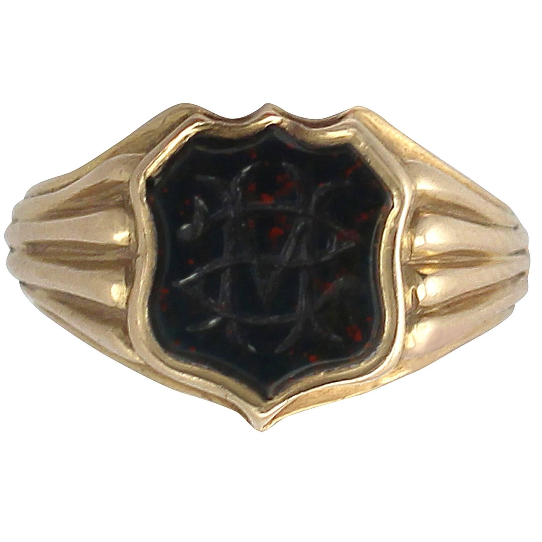 Bloodstone and 18k Yellow Gold Gent
s Signet Ring - Antique 1907
