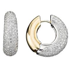Splendidi orecchini a cerchio in oro con pavé di diamanti