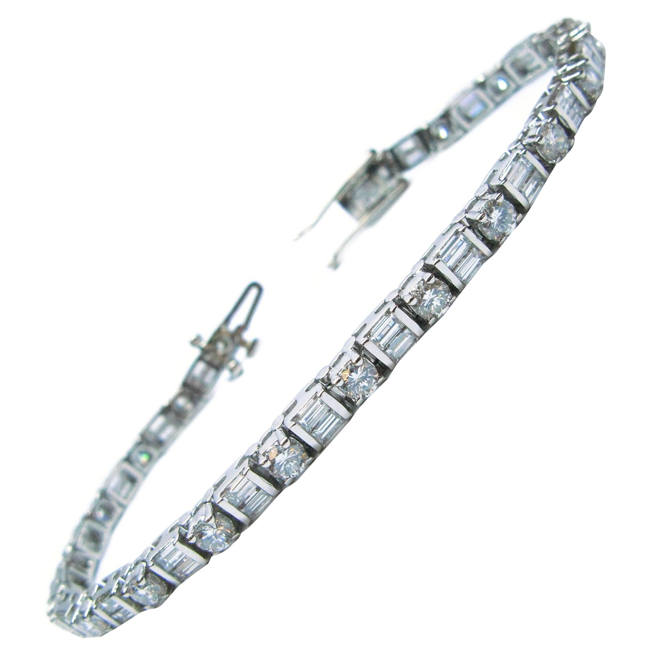 Tennisarmband aus Platin mit rundem Brillanten und Baguette-Diamanten
