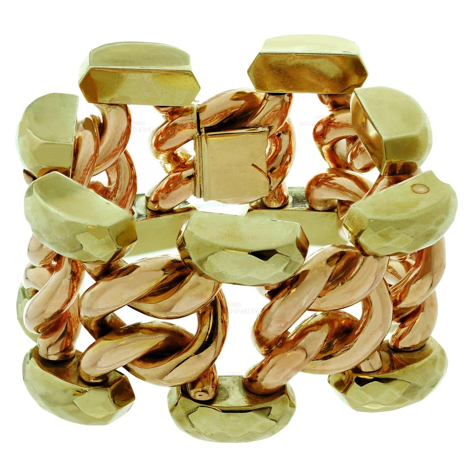 Ce magnifique bracelet à gros maillons rétro est réalisé en or jaune et rose 18 carats. Fabriqué aux États-Unis vers les années 1940. Poids total de l'or 106gr. Nous ne polissons pas les objets antiques, mais nous pouvons ajouter un haut degré de