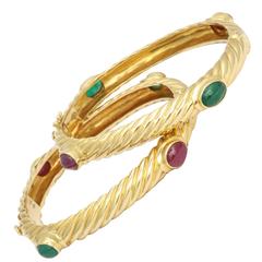 1960s Pair Of Ridged Textured Twisted Emerald Ruby Gold Bangle Bracelets 4