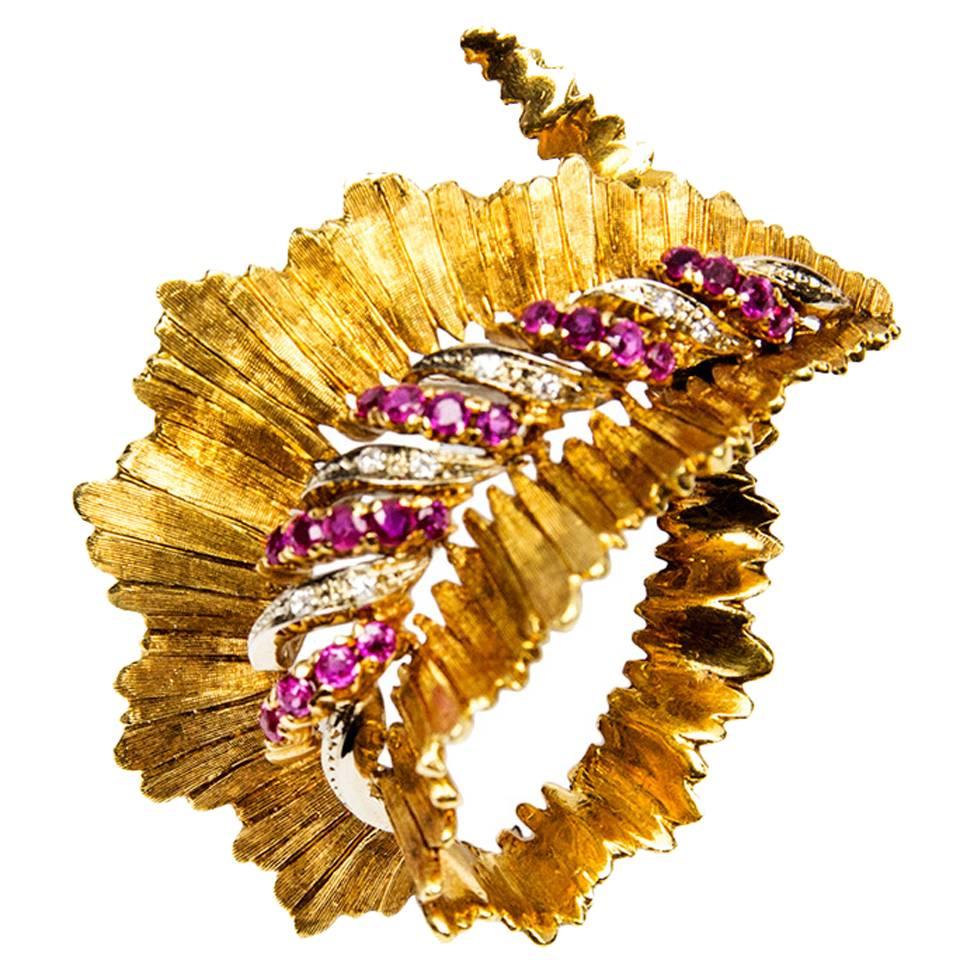 Broche rétro en forme de feuille de héritage en or, rubis et diamants, Estate Fine Jewelry