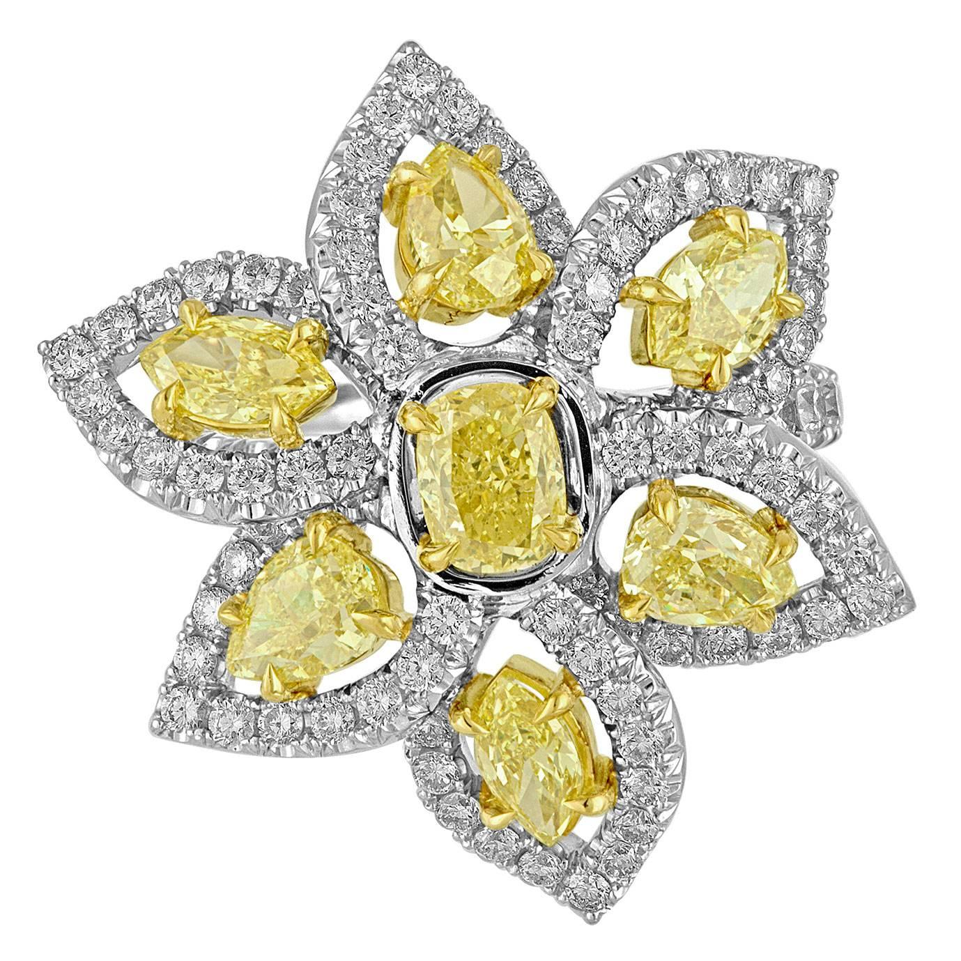 Bague fleur en or et platine avec diamants jaunes et blancs fantaisie de 5,24 carats