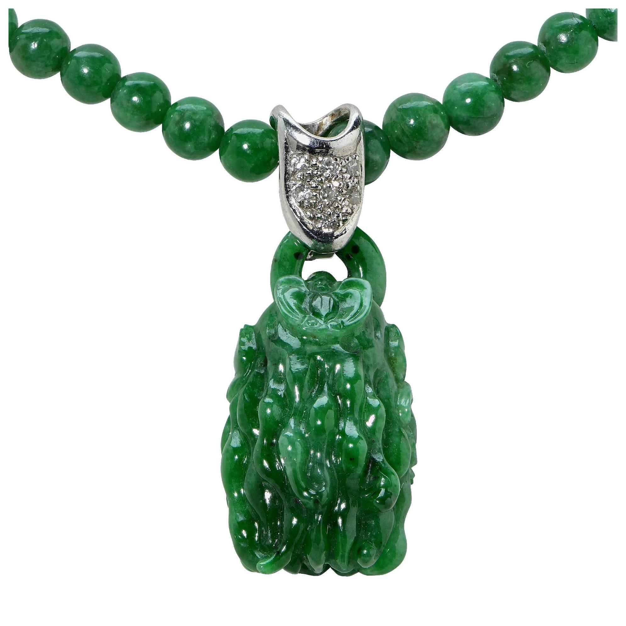 Fascinant pendentif et collier en jadéite naturelle sculptée