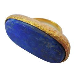 Große ovale Lapislazuli Stein in Hand gehämmert Gold Ring von Marina J. 2016