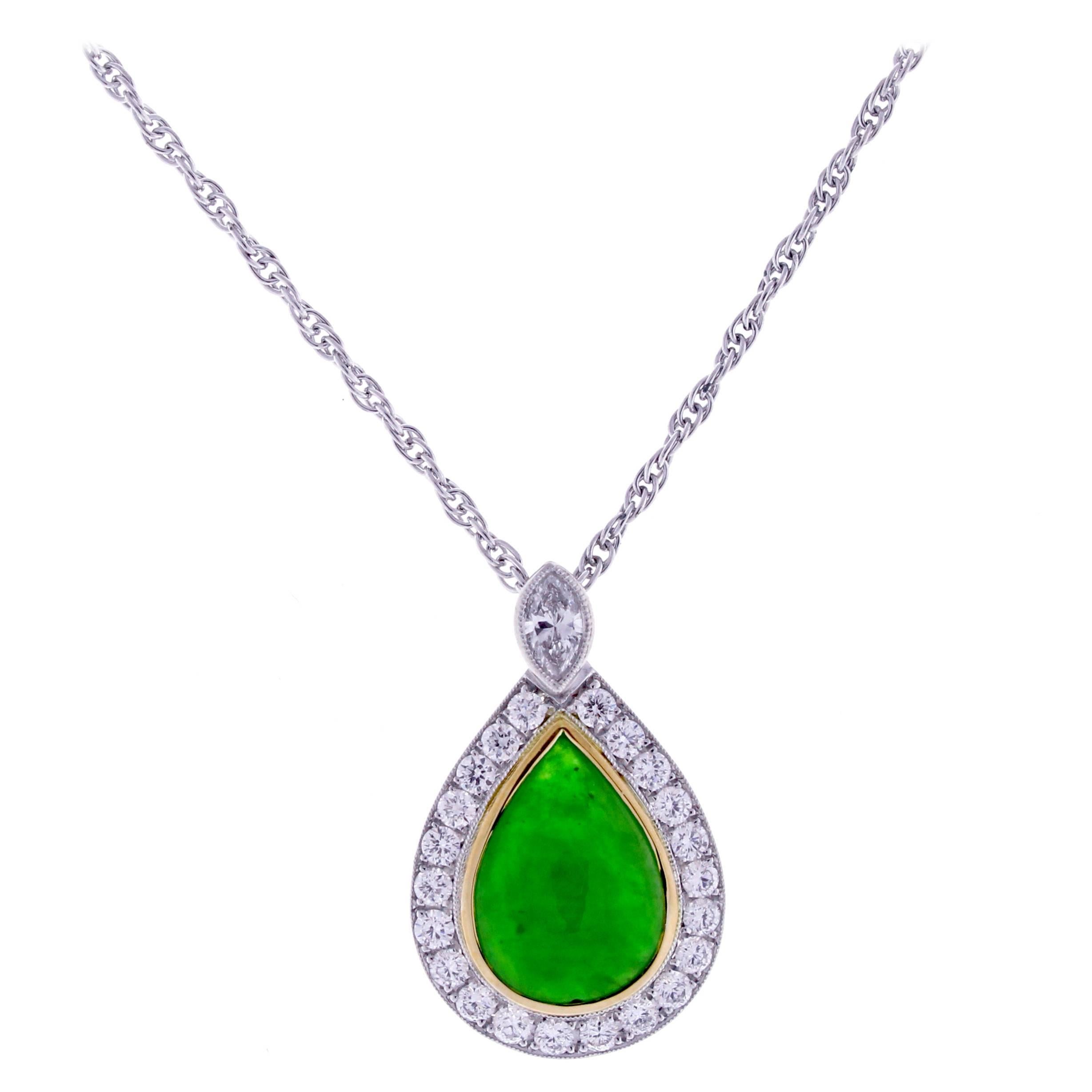 Pendentif en or et platine avec jade et diamants  en vente
