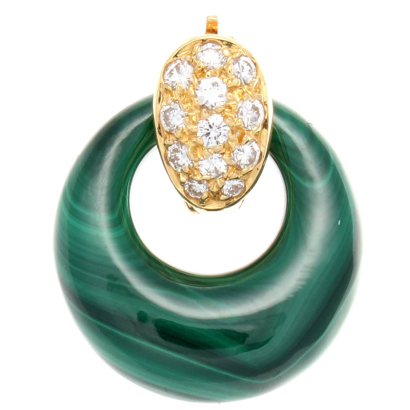Van Cleef & Arpels, a long rich history of trend setting fashion that is still relevant today. Featuring a textured gold pendant that has been embedded by numerous near colorless diamonds that clasps the interchangeable pendents of malachite, lapis