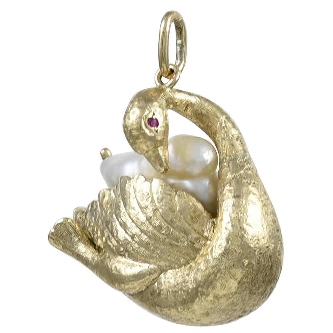 Breloque cygne en or, perles, rubis et perles