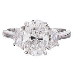 2.05 Karat Ovaler Brillant Plus Trapezförmiger Diamant Platin Drei Stein Ring