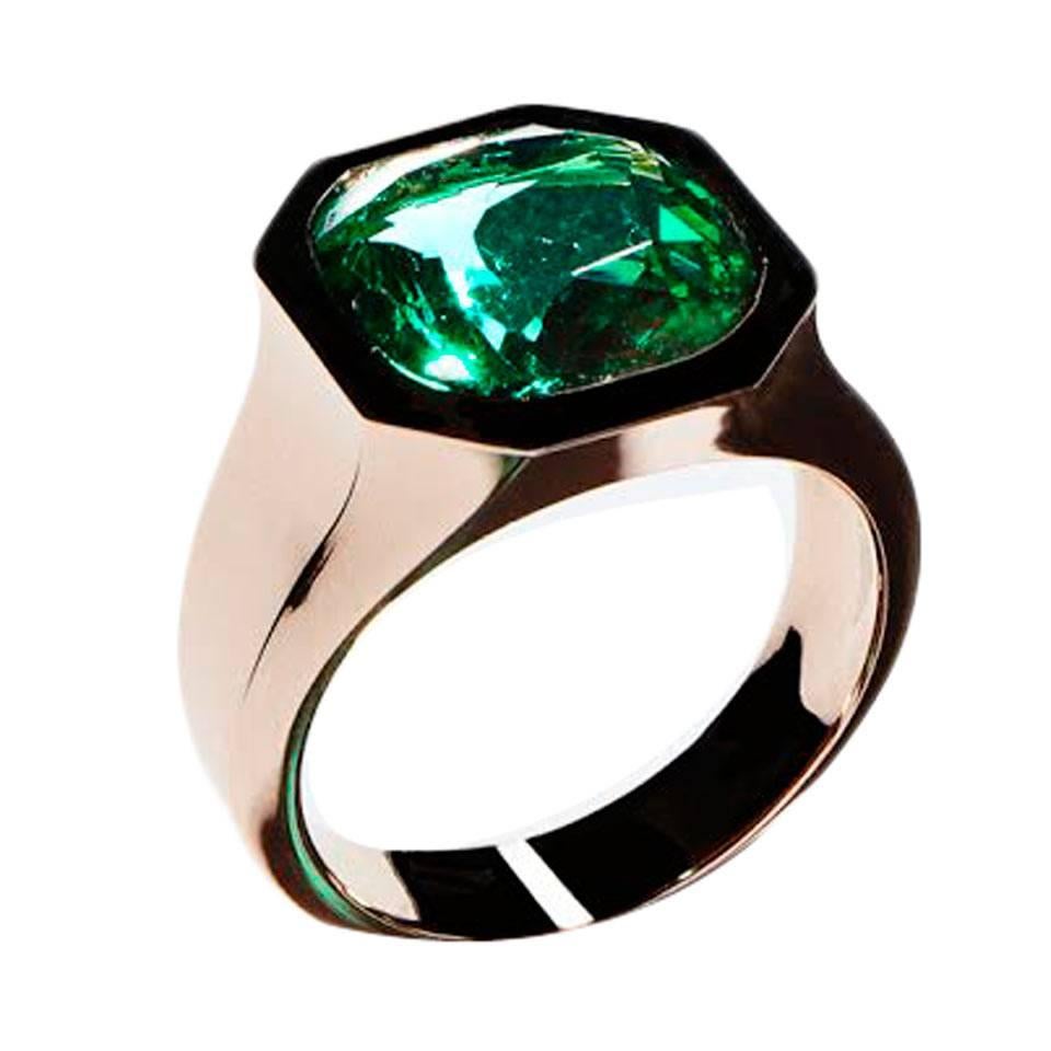 N.V. Milano, kolumbianischer Smaragd-Goldring mit Kissenschliff im Angebot
