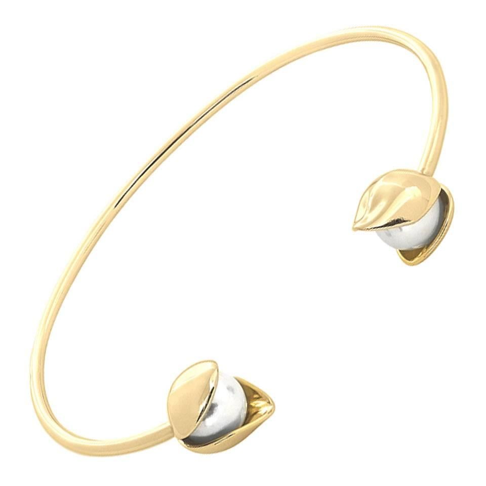 18 Karat Solid Yellow Gold 8mm Akoya Pearls Bangle Bracelet For Sale