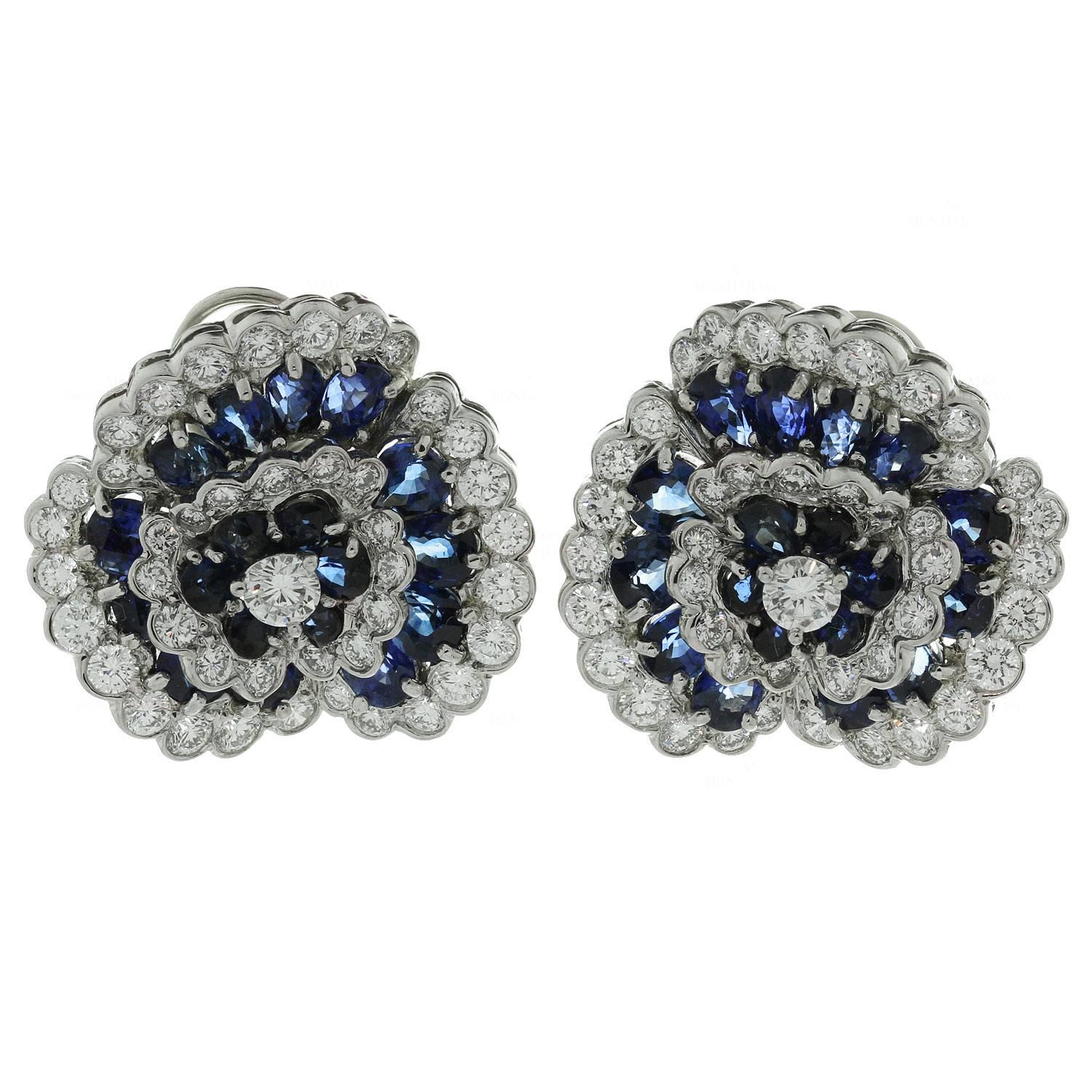 Diese wunderschönen Ohrclips aus der Kollektion Camelia von Van Cleef & Arpels sind in Platin gefertigt und mit 86 Diamanten im Brillantrundschliff mit einem geschätzten Gewicht von 3,60 Karat und 24 strahlend blauen Saphiren im Ovalschliff mit