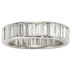 Bague éternité en platine avec diamants baguette