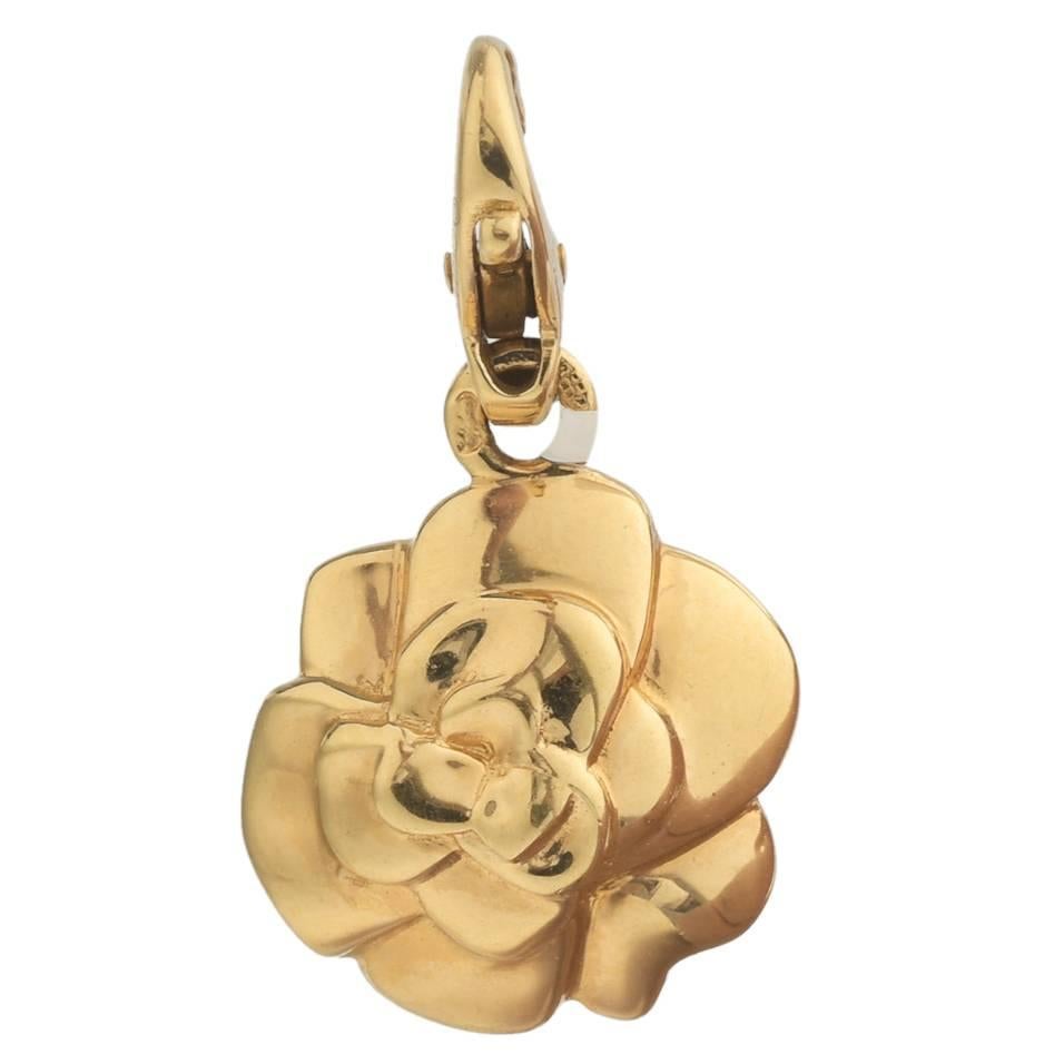 Chanel Camèllia Gold Pendant