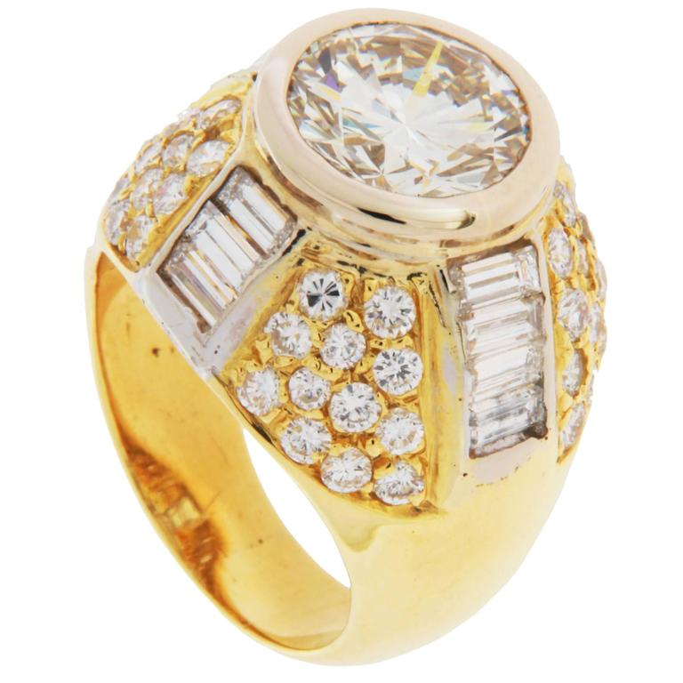 3.23 Carat Round Brilliant Diamond Gold Ring For Sale at
