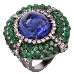 Bague en or ornée d'une cabochon en émeraude tanzanite et de diamants