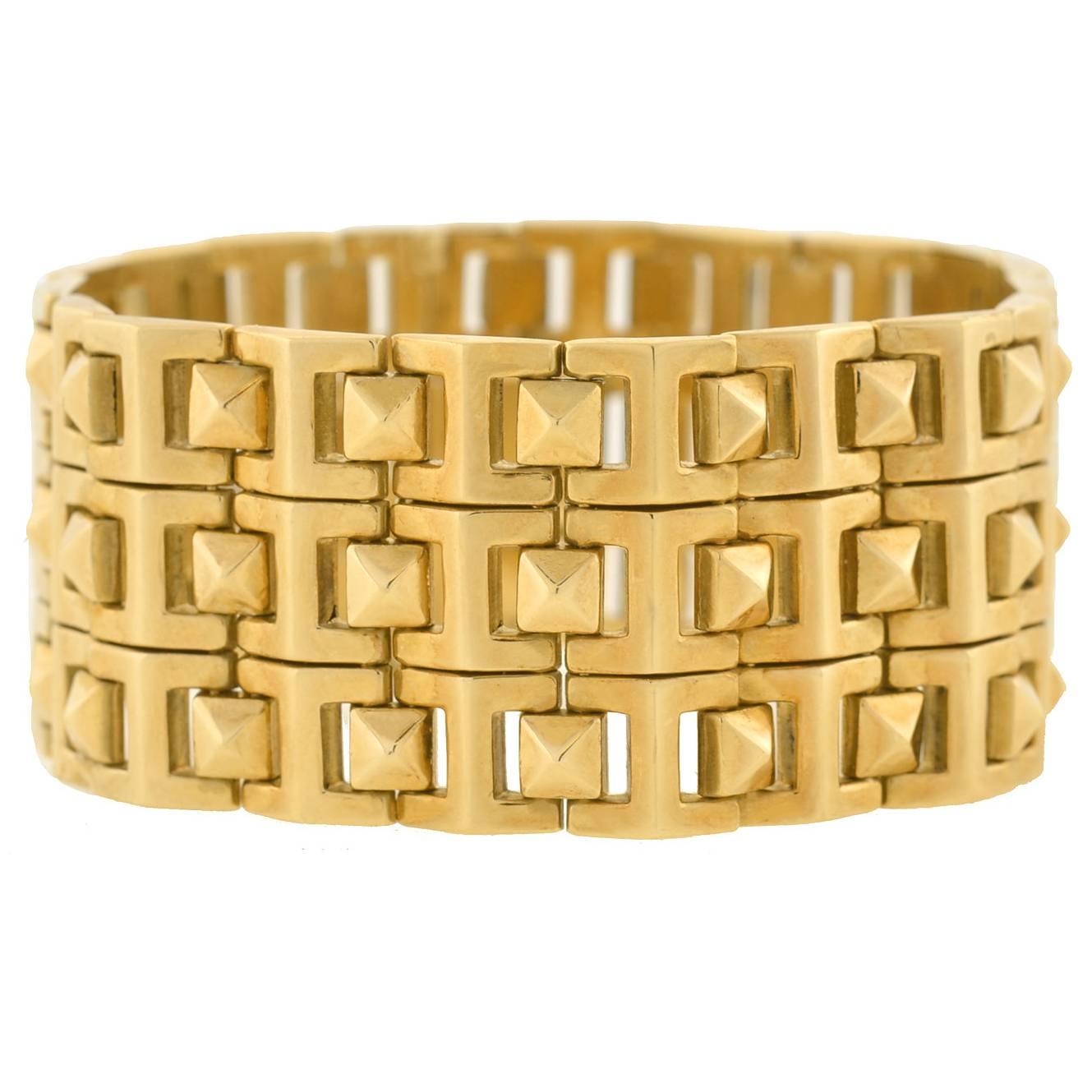 Bracelet contemporain à maillons pyramidaux à clous en or large  en vente