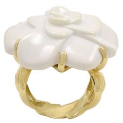 Chanel - Bague Camélia en or et agate blanche