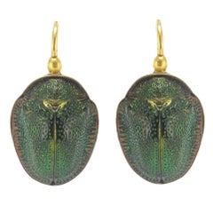 Orecchini d'oro con scarabeo antico