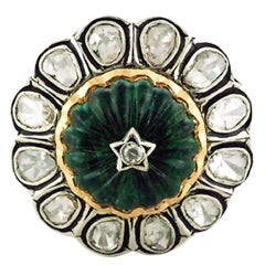 Antik aussehender geschnitzter Smaragd-Goldring mit Diamanten im Rosenschliff