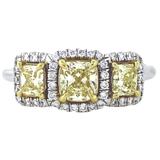 Classico anello aureolato con diamante giallo a tre pietre da 0,56 carati certificato Gia