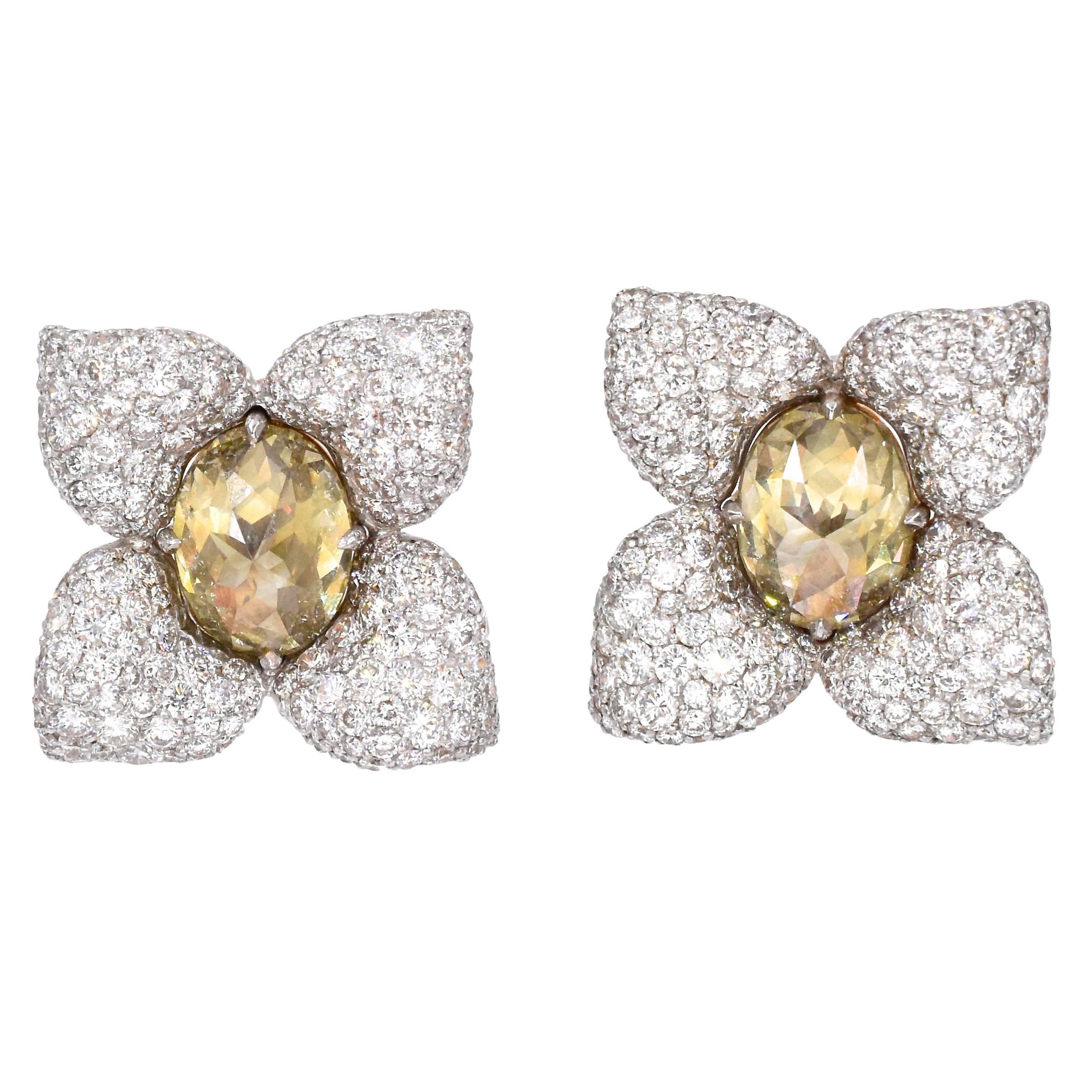 NALLY Impressionnantes boucles d'oreilles en diamants de couleur en vente