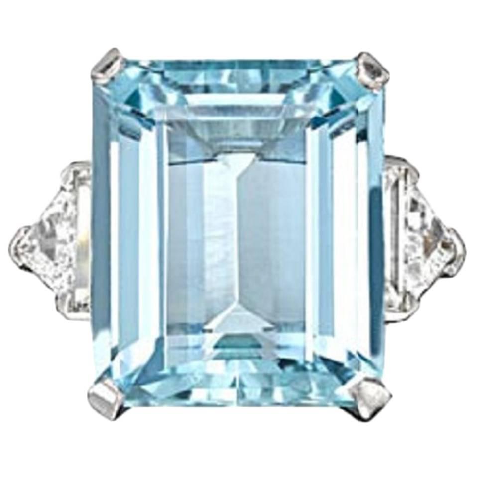 20 Carat Aquamarine  Diamond Shoulders Ring For Sale