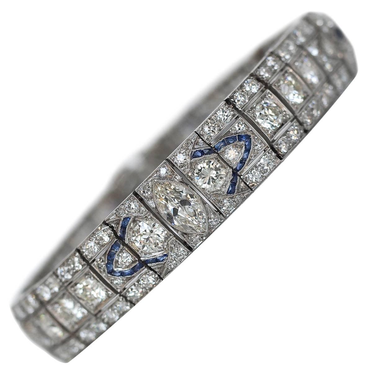 1940er Jahre Verziertes Art Deco 11,50 Karat Diamanten Saphir Platin-Armband im Angebot