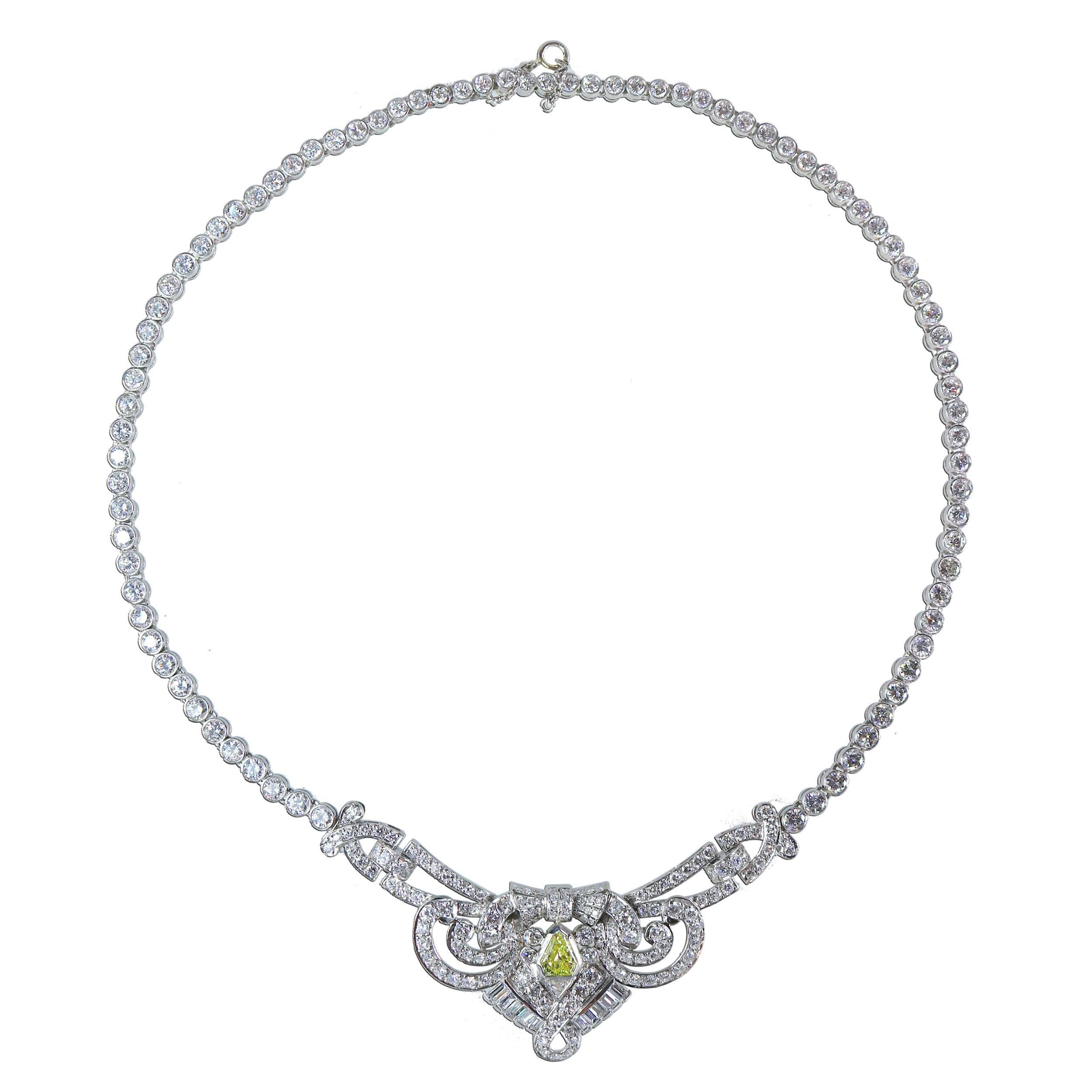 collier de diamants des années 1940 serti de diamants de taille ronde, baguette et triangulaire pesant environ 12 carats. Elle est également sertie d'un diamant jaune de couleur naturelle pesant environ 0,50 carat. 
Longueur 15 5/8  Le collier peut