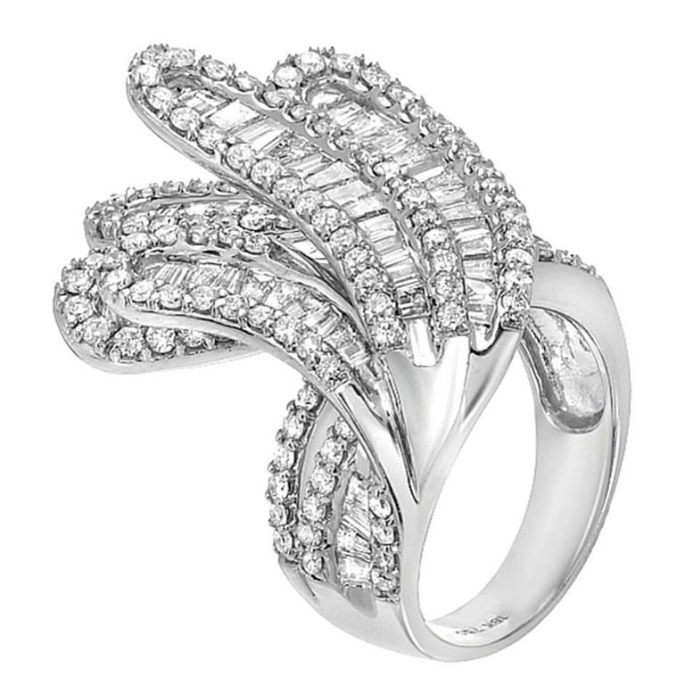 Diamond Gold Cluster Ring For Sale at 1stdibs