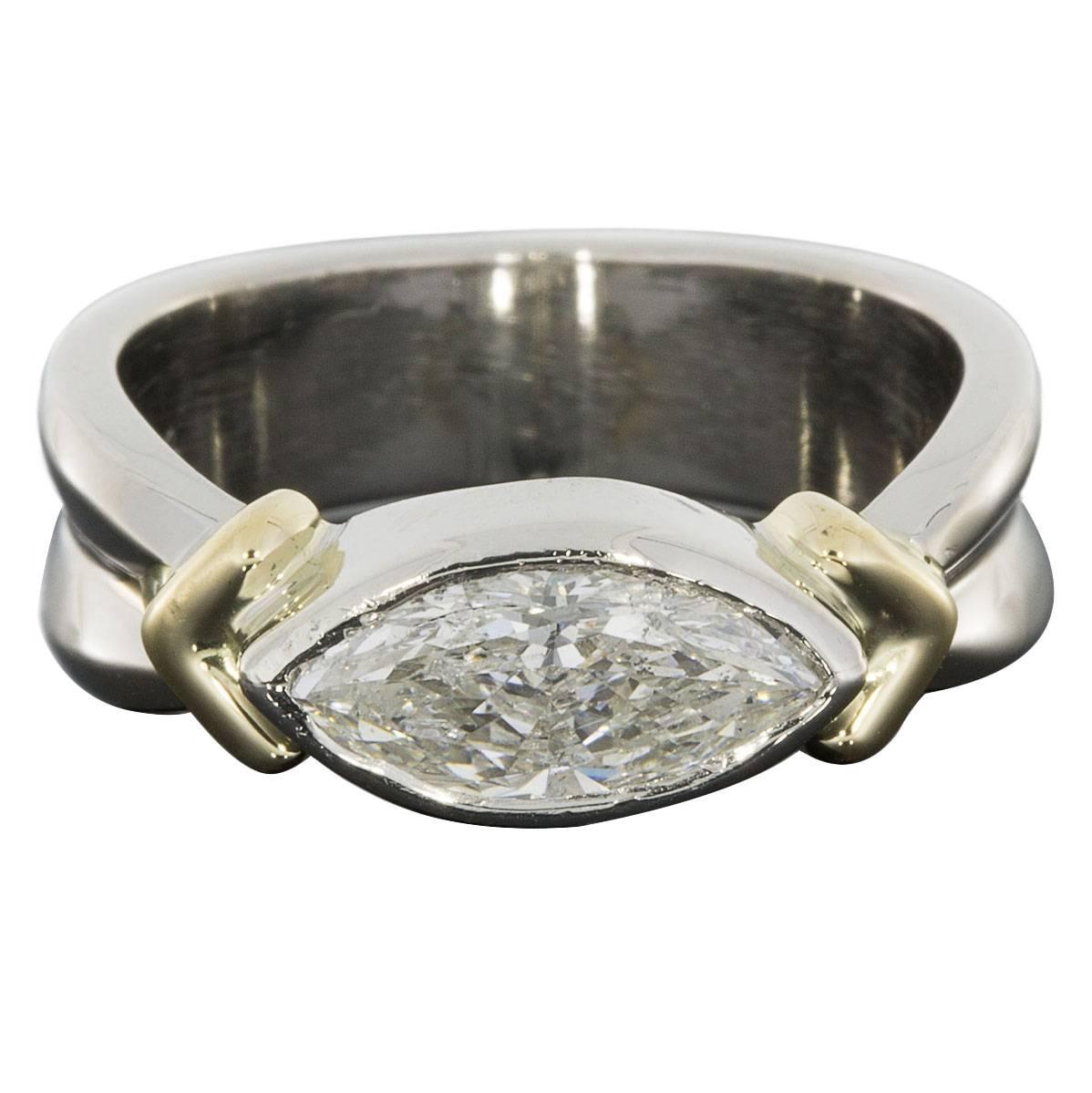 Platin & Gelbgold Marquise Diamant Ost-West-Lünette Verlobungsring