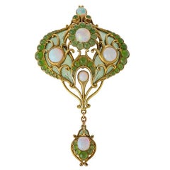 Marcus & Co. Broche pendentif Art Nouveau en opale blanche, chrysoprase, émail et or
