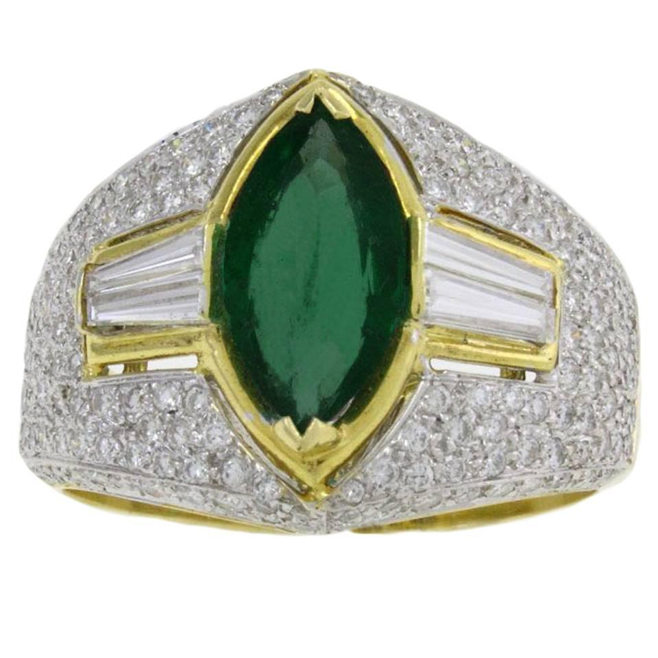 ct 2, 68 Emerald and ct 2, 62 Diamond 18 kt Gold Ring