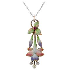 Pendentif Art Nouveau en émail polychrome et perles fuchsia