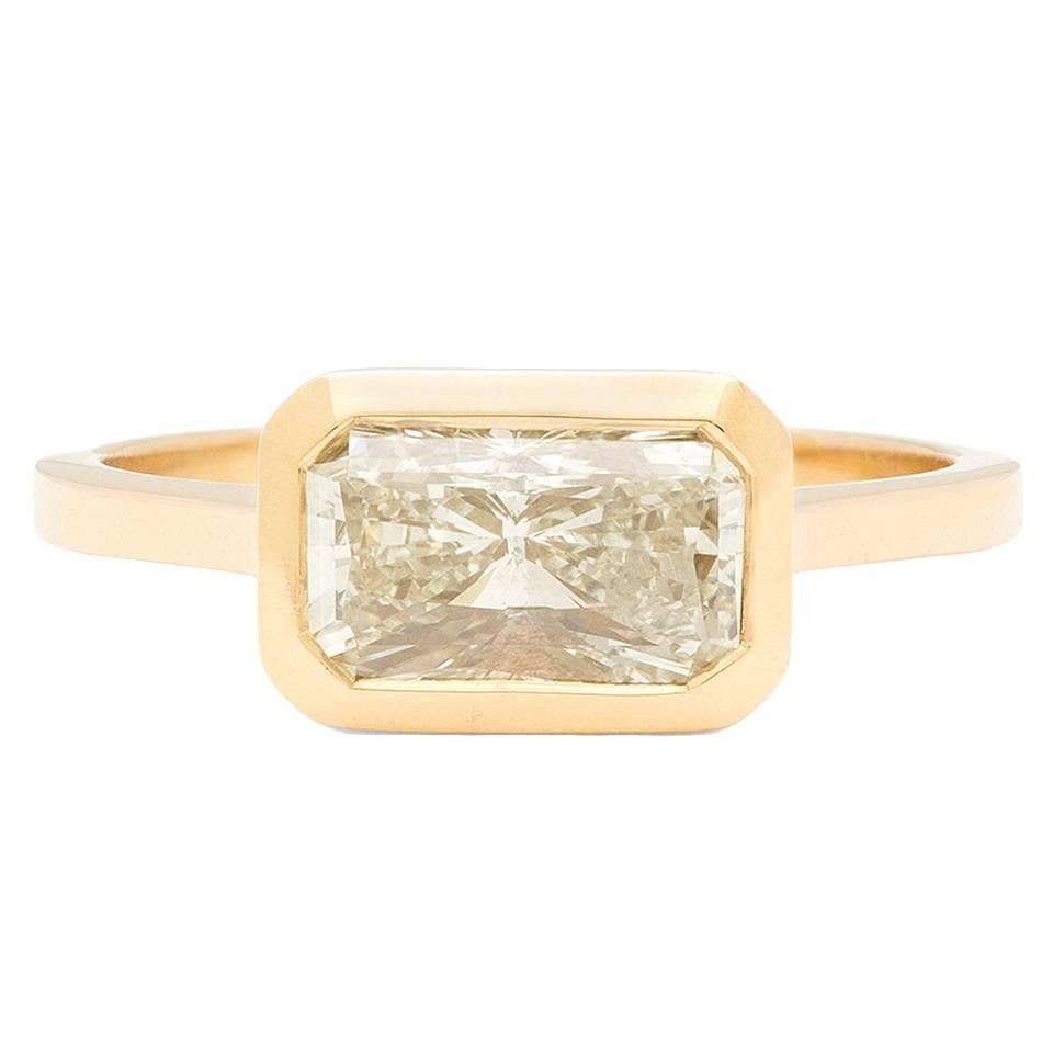 Champagner-Diamantring mit Radiantschliff und Lünette aus Gelbgold