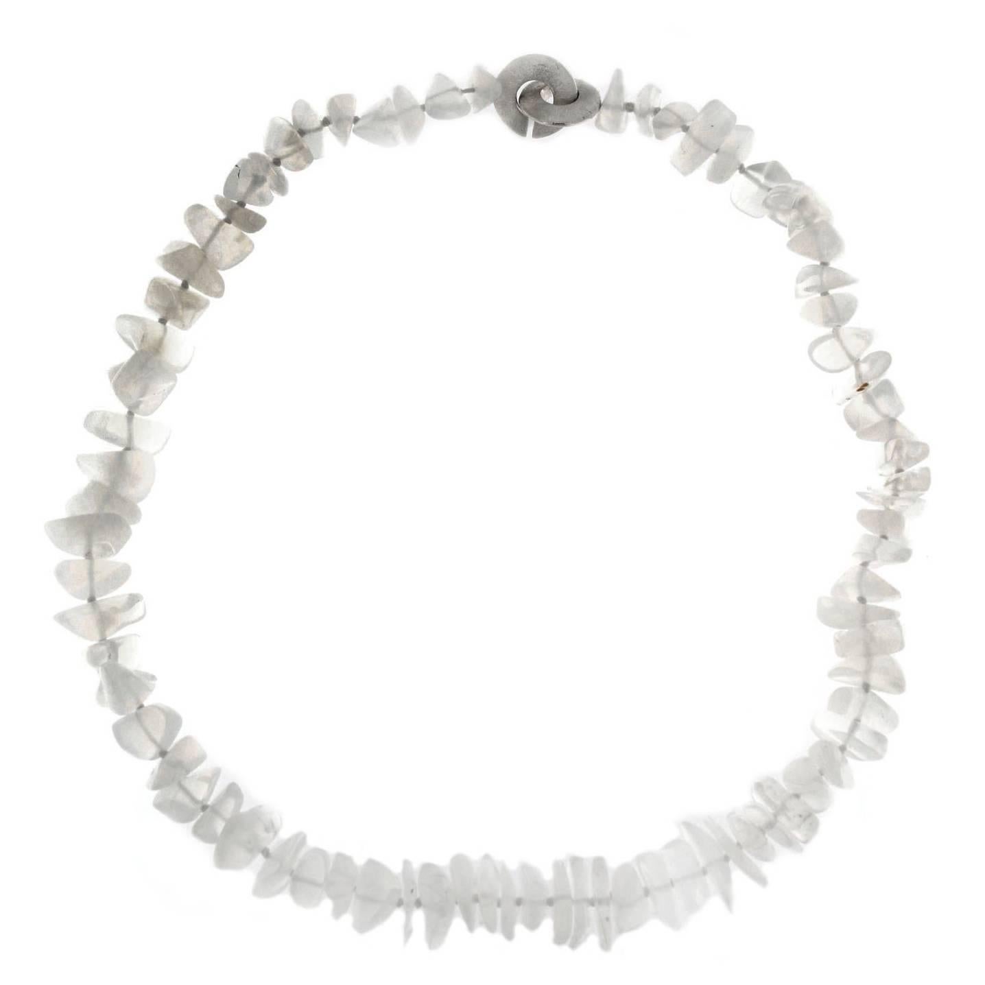 Collar de ópalo de la colección de diseño Alex Jona con cierre de plata de ley cepillada. Cada cuenta está pulida en su forma natural.Longitud total 19,29