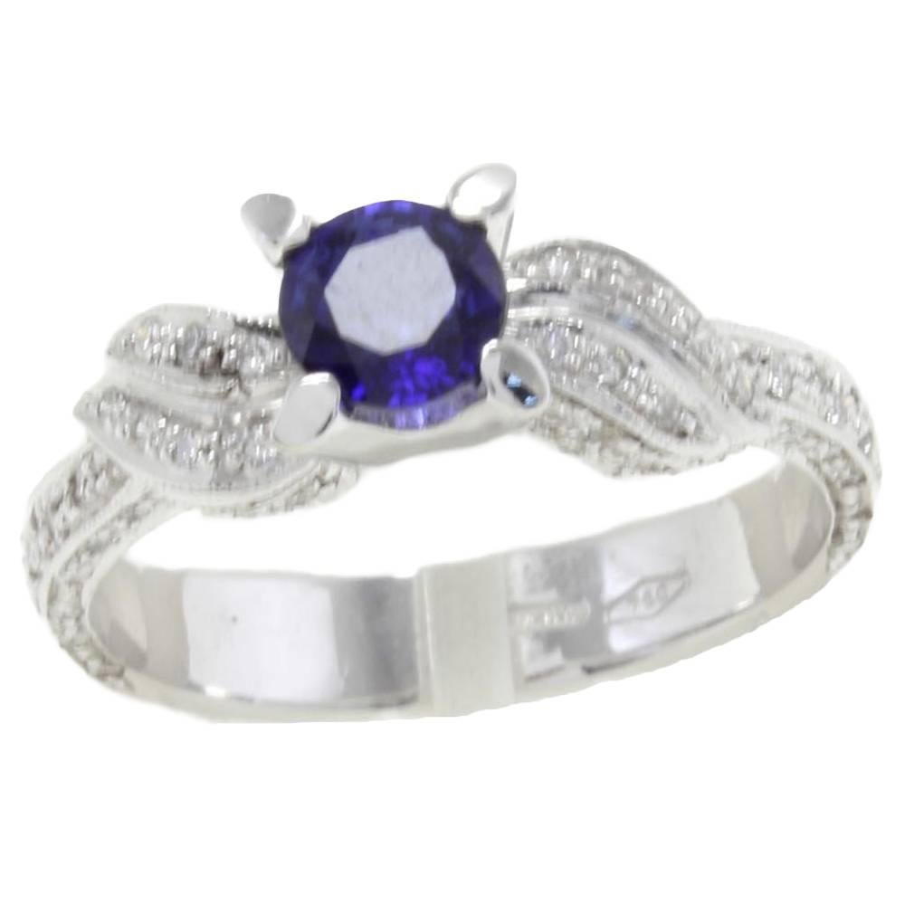 Bague en or blanc 18 carats avec saphir et diamants