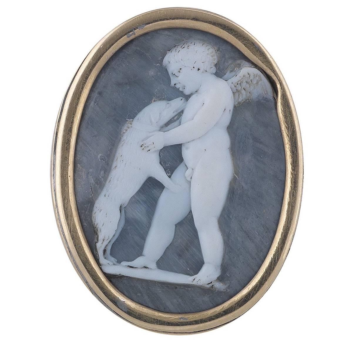 Weiß auf blau-grauem Muschelkamee des späten 18. Jahrhunderts von Amor und dem Hundering im Angebot