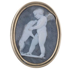 Fin du XVIIIe siècle Camée en coquillage blanc sur bleu gris représentant Cupidon et le chien The Ring