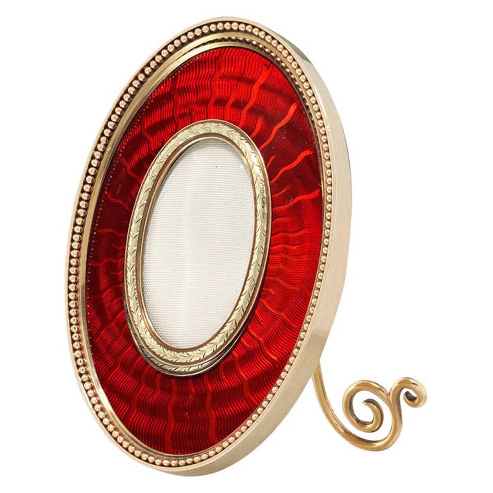 Important cadre photo en or et émail rouge de Fabergé