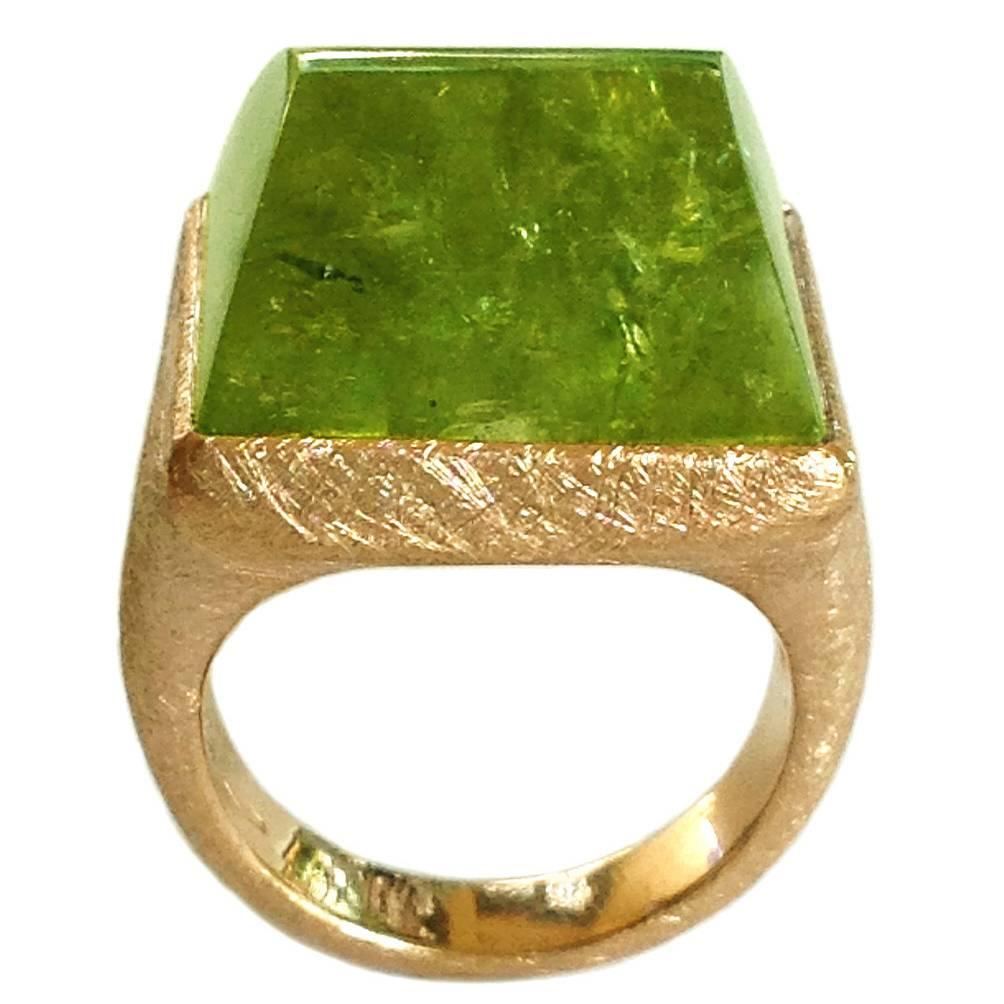 Dalben Engraved Green Moonstone Millerighe Yellow Gold Ring at 1stDibs