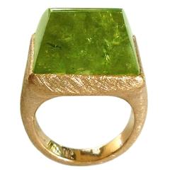 Dalben Green Garnet Scratch Engraved Gold Ring 7