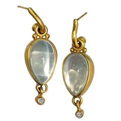Denise Betesh - Boucles d'oreilles pendantes en or, diamant et pierre de lune.