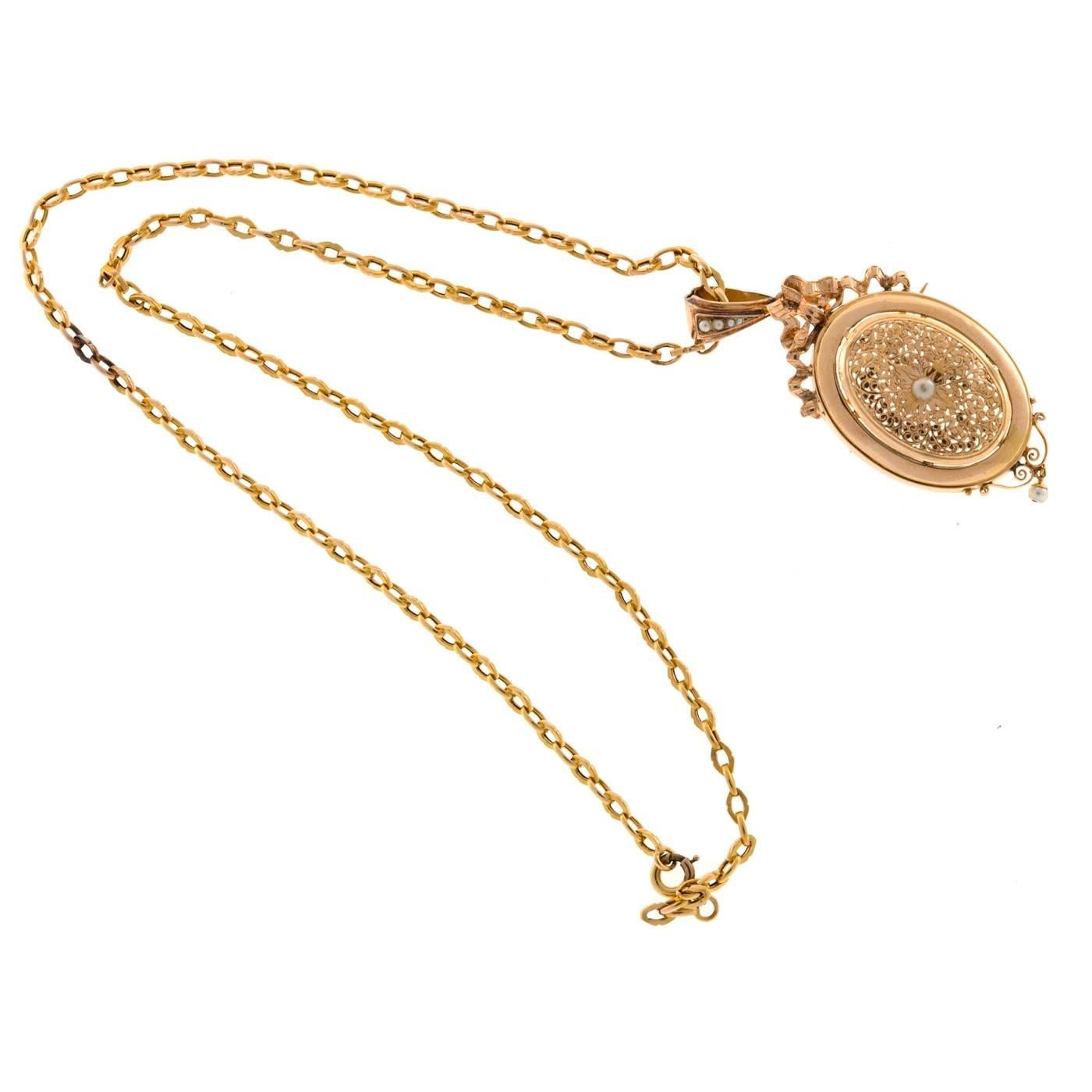 Collier médaillon pendentif à épingle filigrane en or avec perles naturelles et ruban  en vente