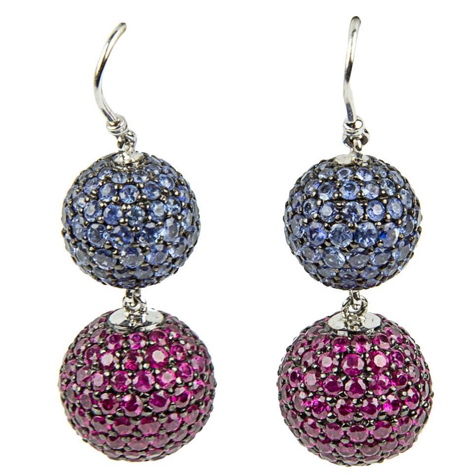 Boucles d'oreilles pendantes en forme de boule en or avec rubis et saphir bleu - Estate Fine Jewelry