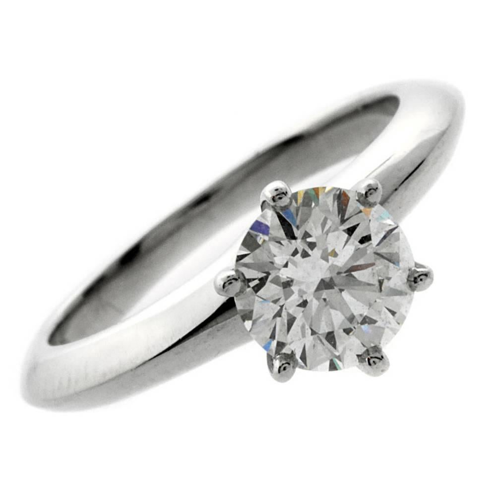 Tiffany & Co. Anillo solitario de platino y diamantes