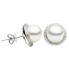 Clous d'oreilles en or blanc à halo de perles d'eau douce et diamants