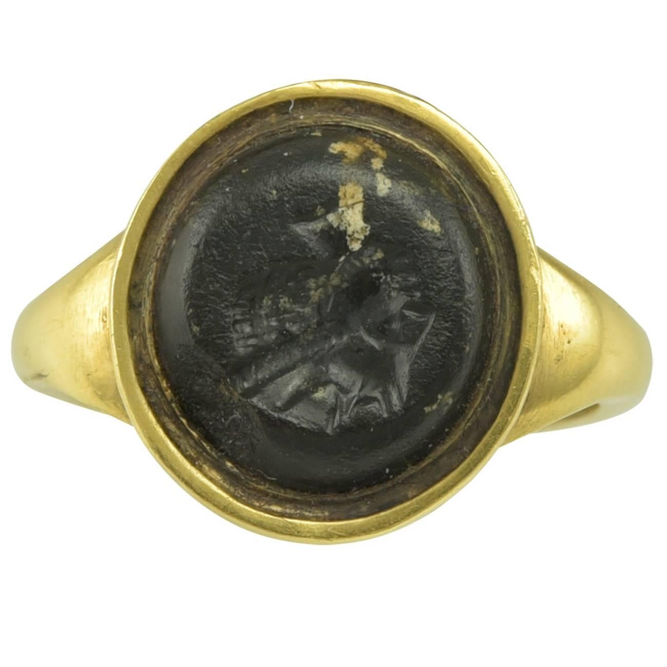 An Antique Gold and Black Hardstone Greco-Roman Intaglio Ring For Sale